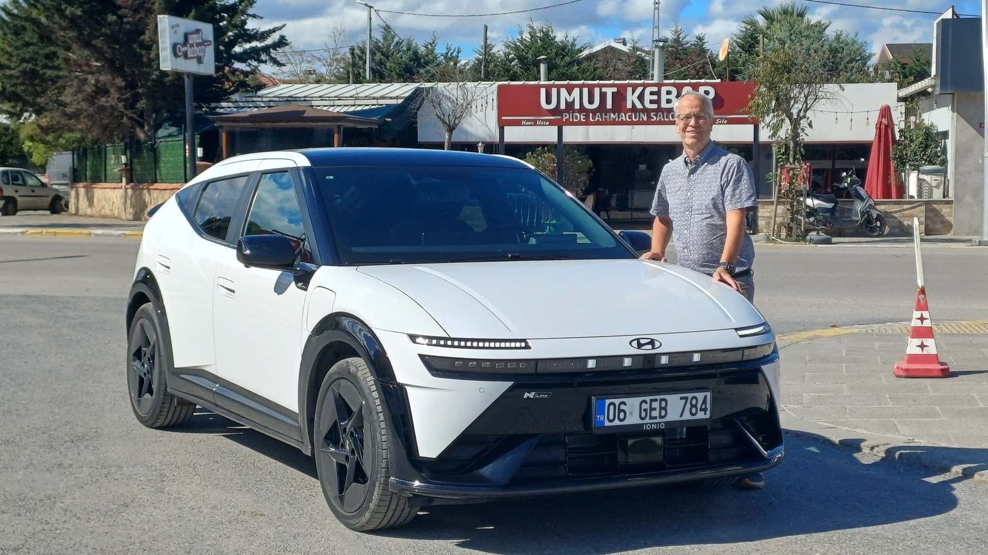 Der gefahrene Hyundai Ioniq 3 N-Line Evo mit Autor Stefan Leichsenring in der Türkei Der gefahrene Hyundai Ioniq 3 N-Line Evo mit Autor Stefan Leichsenring in der Türkei
