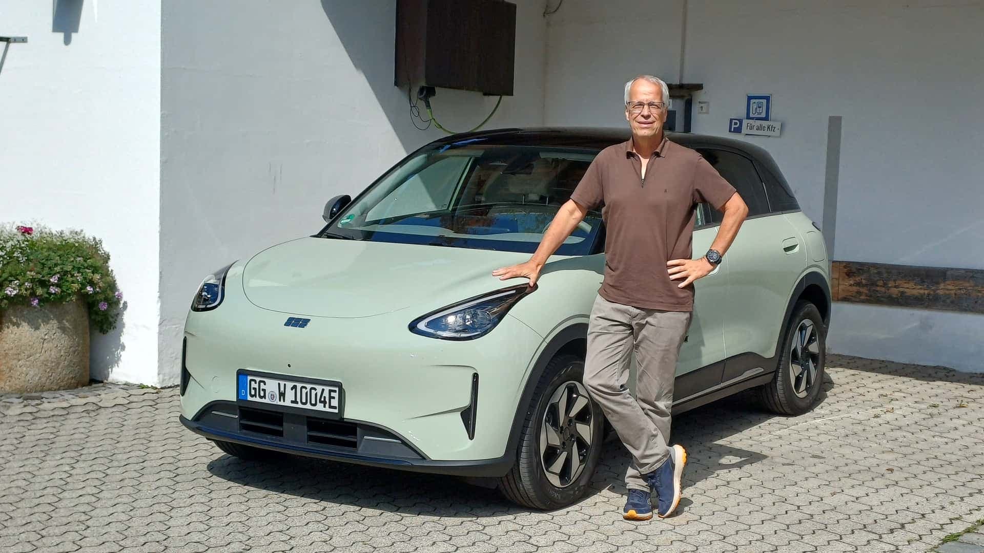 Geely E2 (2026) mit dem Autor Geely E2 (2026) mit dem Autor