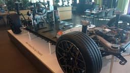 Chassis der Neuen Klasse mit dem schwarzen Batteriegehäuse und dem obenauf liegenden Energy Master mit seinem grauen Alu-Gehäuse Chassis der Neuen Klasse mit dem schwarzen Batteriegehäuse und dem obenauf liegenden Energy Master mit seinem grauen Alu-Gehäuse