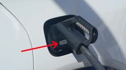 Ladeport eines Porsche Cayenne Electric mit einem Phoenix-Contact-Stecker Ladeport eines Porsche Cayenne Electric mit einem Phoenix-Contact-Stecker