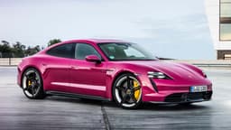 Porsche Taycan im Farbton Sternrubin Porsche Taycan im Farbton Sternrubin