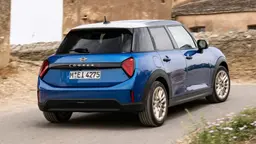 Mini Cooper S Fünftürer in Blazing Blue (Juli 2024) Mini Cooper S Fünftürer in Blazing Blue (Juli 2024)