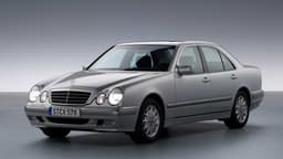 Silberjubiläum: 25 Jahre Mercedes-Benz E-Klasse der Baureihe 210 Silberjubiläum: 25 Jahre Mercedes-Benz E-Klasse der Baureihe 210
