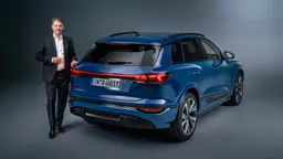 Audi-Chef Gernot Döllner am Q6 e-tron Audi-Chef Gernot Döllner am Q6 e-tron