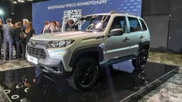 Lada Niva Travel Black в три четверти спереди Lada Niva Travel Black в три четверти спереди