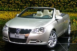 Drei in einem: VW Eos feiert auf der IAA Premiere Drei in einem: VW Eos feiert auf der IAA Premiere
