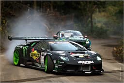 Monster Energy: Battledrift mit Mustang und Lamborghini Monster Energy: Battledrift mit Mustang und Lamborghini
