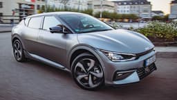 Kia EV6 in Silber Matt (Fahraufnahme) Kia EV6 in Silber Matt (Fahraufnahme)