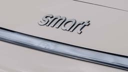 Smart (Markenschriftzug auf der Fronthaube eines Smart #3) Smart (Markenschriftzug auf der Fronthaube eines Smart #3)
