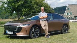 Mazda 6e in "Melting Copper" mit Autor Stefan Leichsenring Mazda 6e in "Melting Copper" mit Autor Stefan Leichsenring