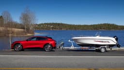 Ford Mustang Mach-E mit Bootsanhänger Ford Mustang Mach-E mit Bootsanhänger