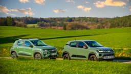 Dacia Spring 65 Extreme (2025) vs. Dacia Spring 45 Essential (2023) im Vergleich Dacia Spring 65 Extreme (2025) vs. Dacia Spring 45 Essential (2023) im Vergleich