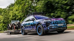 Porsche Cayenne Electric zieht Oldtimer-Anhänger Porsche Cayenne Electric zieht Oldtimer-Anhänger