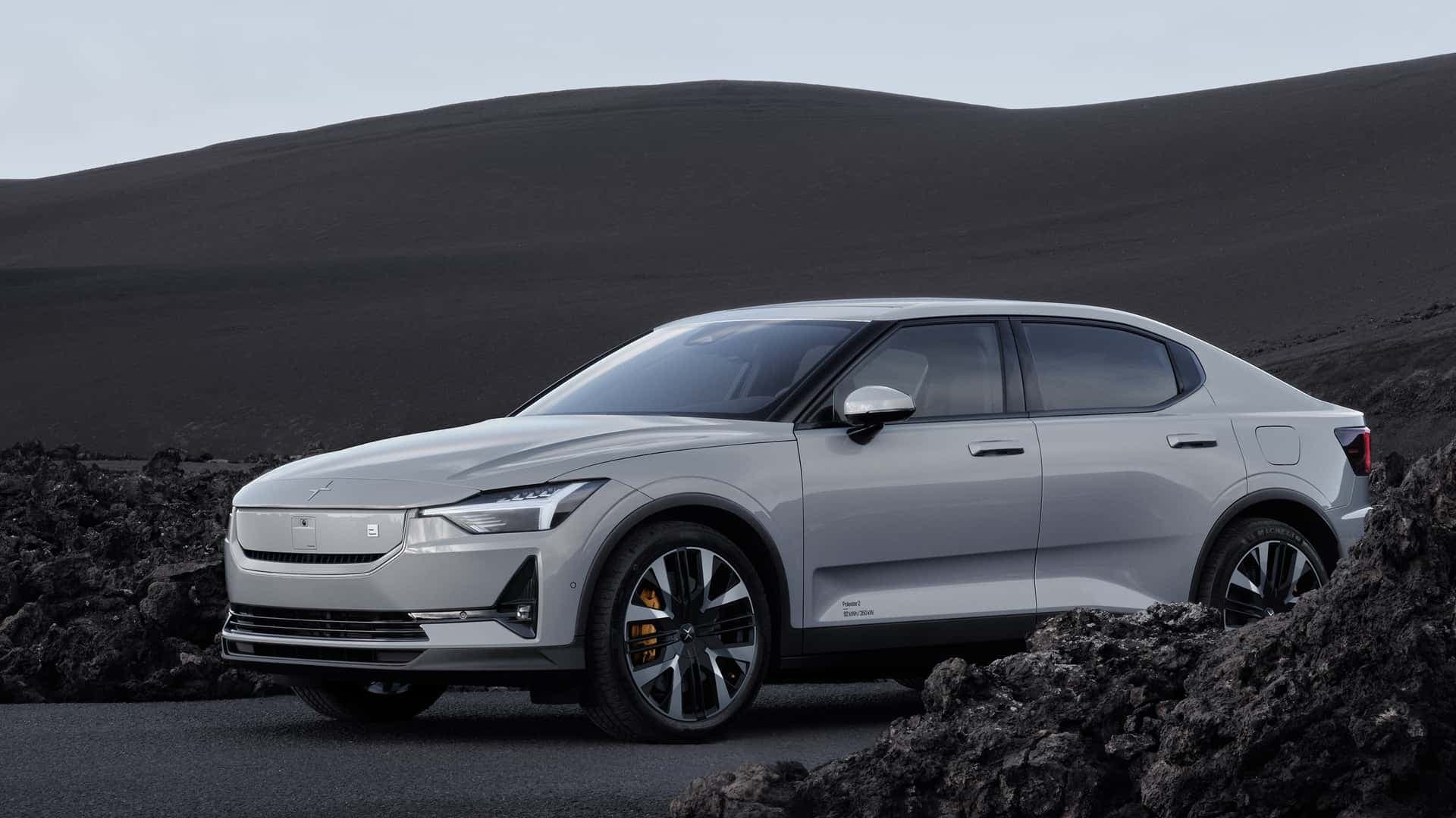 Polestar 2: Ansicht von schräg vorne in öder Landschaft Polestar 2: Ansicht von schräg vorne in öder Landschaft