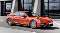 Porsche Panamera Turbo S (2021) in Orange: Fahraufnahme von schräg vorne Porsche Panamera Turbo S (2021) in Orange: Fahraufnahme von schräg vorne
