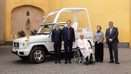 Papst Franziskus erhält erstes elektrisches Papamobil von Mercedes-Benz Papst Franziskus erhält erstes elektrisches Papamobil von Mercedes-Benz
