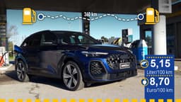 Der getestete Audi Q5 TDI quattro an der Tankstelle Der getestete Audi Q5 TDI quattro an der Tankstelle