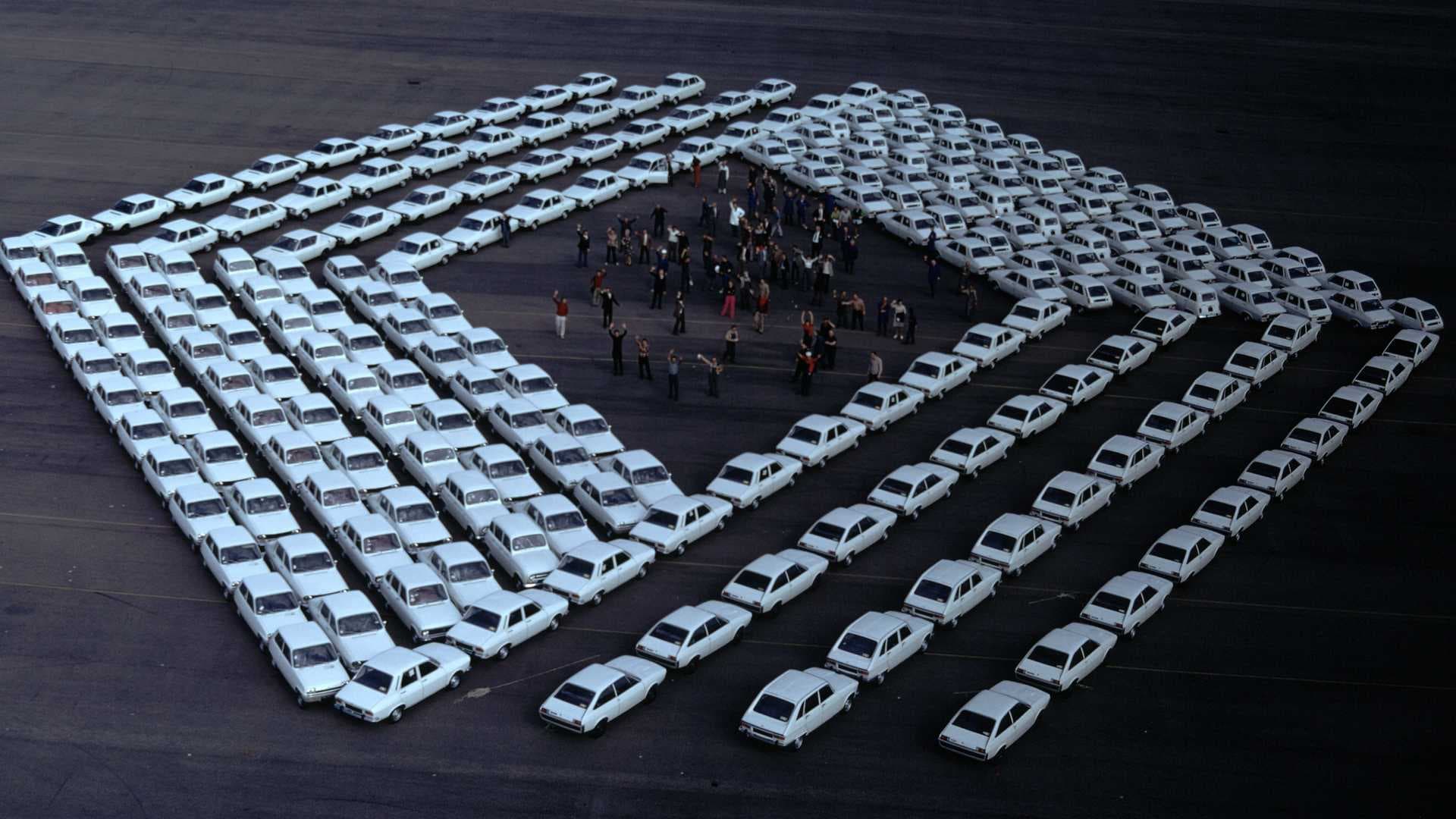 Renault-Logo, gebildet von alten Autos der Marke Renault-Logo, gebildet von alten Autos der Marke