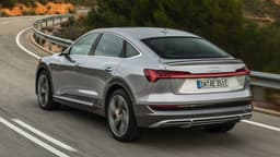 Die Audi-e-tron-Modelle erhalten einige Detailneuheiten zum Modelljahr 2021 (Bild: Audi e-tron Sportback 55 quattro) Die Audi-e-tron-Modelle erhalten einige Detailneuheiten zum Modelljahr 2021 (Bild: Audi e-tron Sportback 55 quattro)