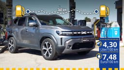 Der getestete Dacia Duster Hybrid an der Tankstelle Der getestete Dacia Duster Hybrid an der Tankstelle