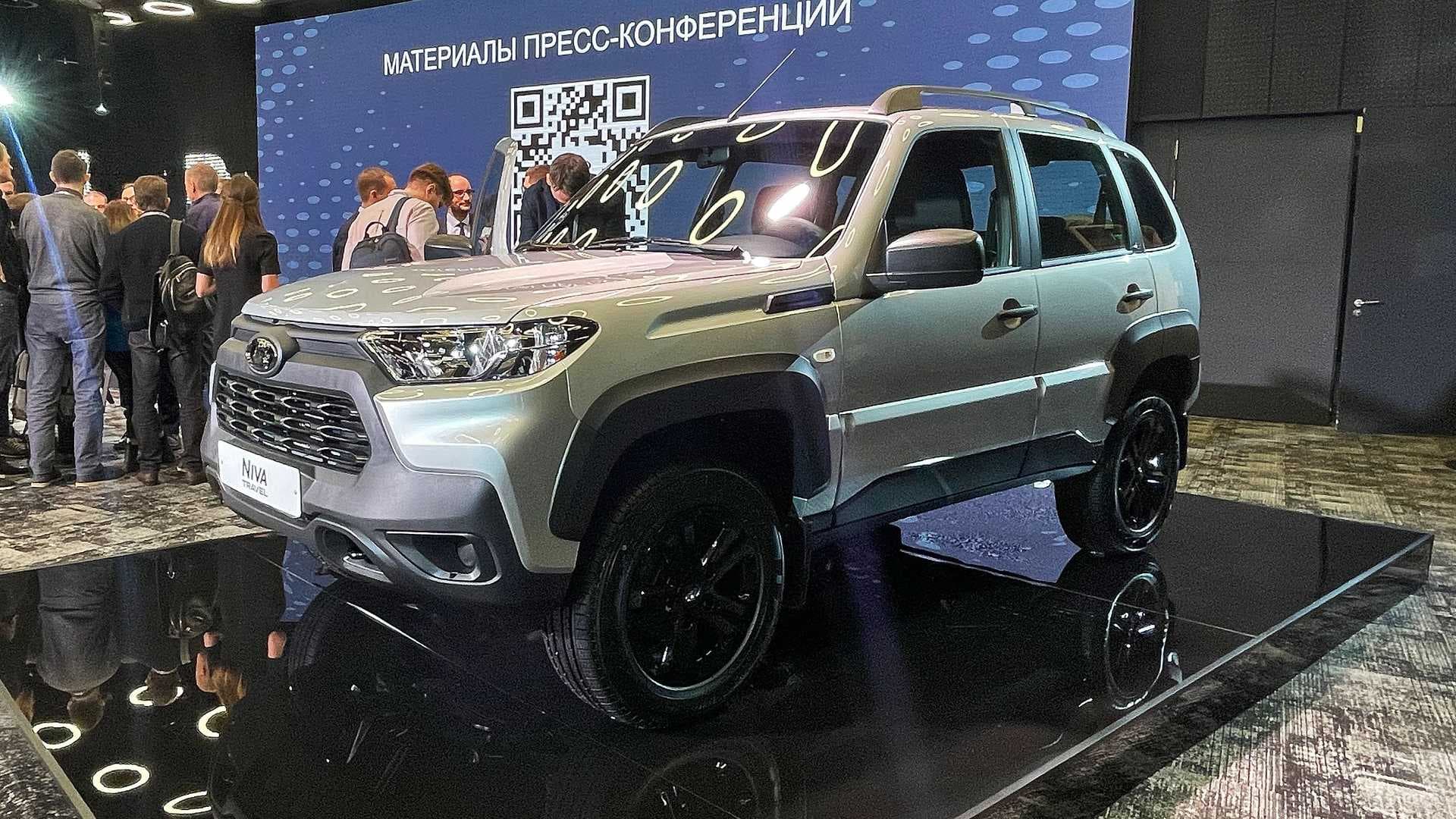 Lada Niva Travel Black в три четверти спереди Lada Niva Travel Black в три четверти спереди