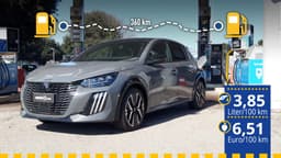 Der getestete Peugeot 208 110 Hybrid an der Tankstelle Der getestete Peugeot 208 110 Hybrid an der Tankstelle