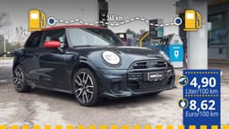Der gefahrene Mini Cooper S im JCW-Trim an der Tankstelle Der gefahrene Mini Cooper S im JCW-Trim an der Tankstelle