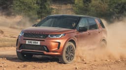 Land Rover Discovery Sport (2021): Sondermodell Black beim Driften im Gelände Land Rover Discovery Sport (2021): Sondermodell Black beim Driften im Gelände