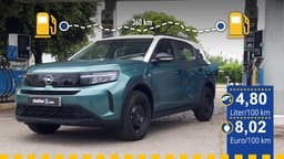 Der getestete Opel Frontera Mildhybrid an der Tankstelle Der getestete Opel Frontera Mildhybrid an der Tankstelle