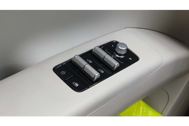 Geely E2 2026 die Spiegel werden mit einem klassischen Knöpfchen eingestellt