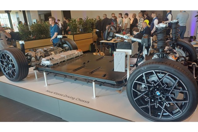 Chassis der Neuen Klasse mit Schwarzem Batteriegehäuse den Leisten zum Verschrauben der Sitze und dem obenauf Sitzenden Energy Master