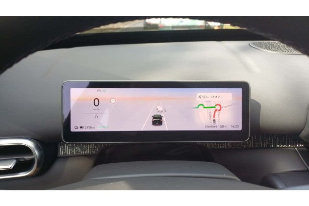 Leapmotor B03X ProMax Design 2027 am Instrumentendisplay kann man sich Auch eine kleine Karte anzeigen lassen