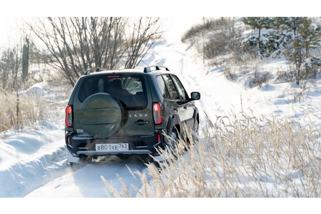Lada Niva Travel Off road V Snegu