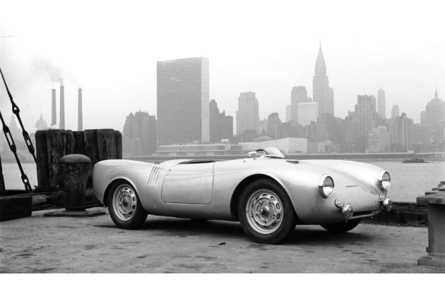Porsche 550 Spyder das Urmodell 1953 vor der Skyline von New York