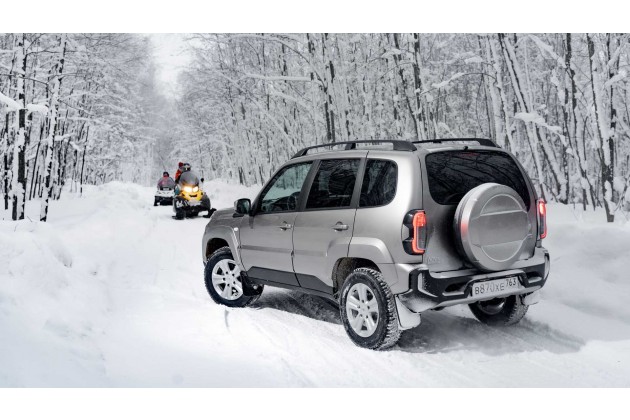 Lada Niva Travel V Zimnem Lesu