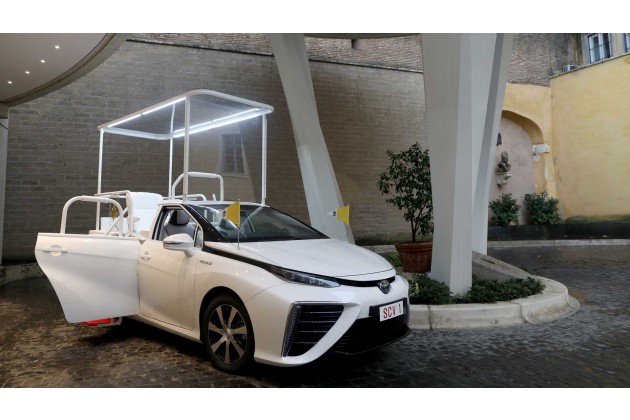 Una Toyota Mirai in versione Papamobile così il Pontefice si sposta A idrogeno