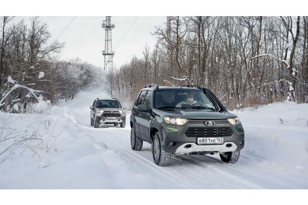Lada Niva Travel V Zimnem Lesu