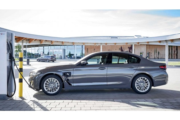 Neue Einstiegsmodelle mit Plug in Hybrid Antrieb fur die BMW 3er und BMW 5er Reihe