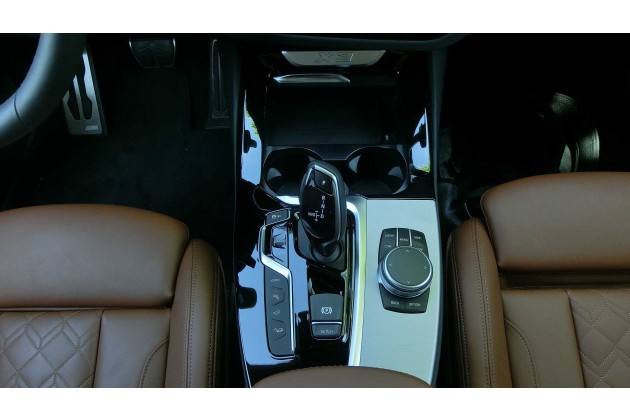 BMW X3 30e 2020 Mittelkonsole mit Automatik Hebel Modus Knöpfen links und Dreh Drücksteller fur die Bedienung des Displays