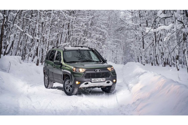 Lada Niva Travel V Zimnem Lesu