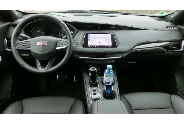 Cadillac XT4 2021 das Cockpit mit seinen ruhigen Formen und dunklen Farbtönen