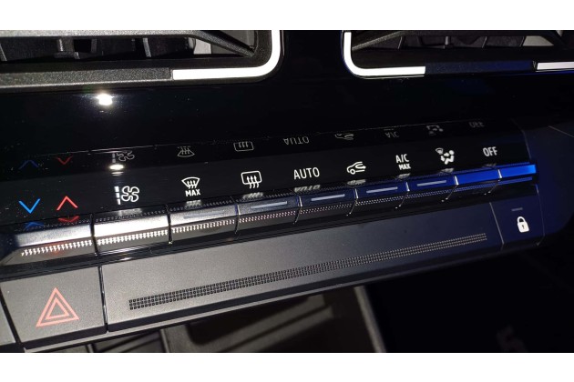 Renault 5 E Tech Electric 2024 Physische Tastenunter dem Touchscreen