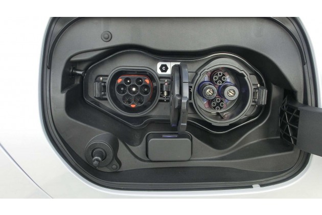 Mitsubishi Eclipse Cross PHEV Kofferraum Ladekabel und Ladeanschlusse