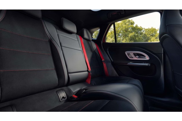 Nuova Mercedes GLA interni E bagagliaio