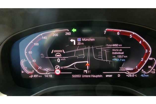 BMW X3 30e 2020 im Sport Modus färben sich die Instrumente rot ein