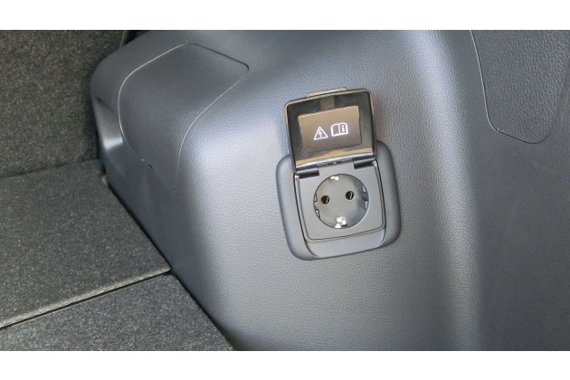 Mitsubishi Eclipse Cross PHEV Kofferraum Ladekabel und Ladeanschlusse