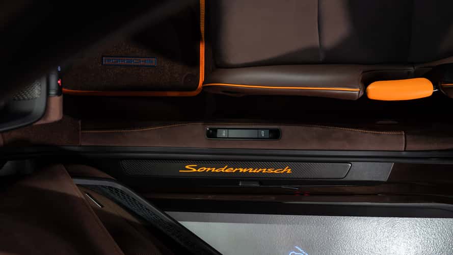 Porsche 911 GT3 RS (2026) in Macadamiametallic mit Elementen aus mattem Carbon